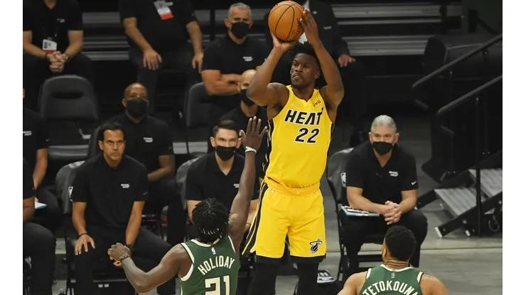 Jimmy Butler marcado por Jrue Holiday en el juego 1 de la serie. (Foto: Getty)