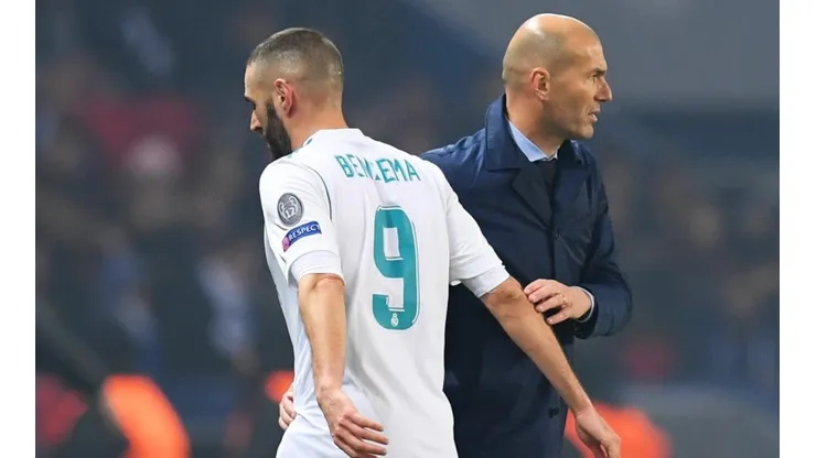 Karim Benzema y Zinedine Zidane durante un encuentro con Real Madrid.