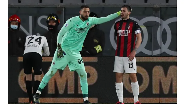 Gianluigi Donnarumma y Alessandro Romagnoli durante un encuentro del Milan-