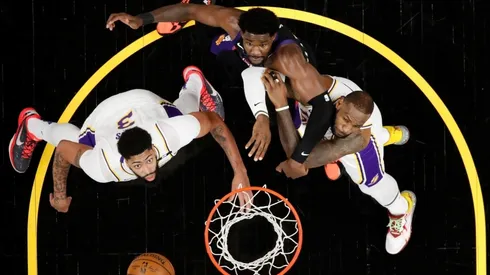 Anthony Davis, DeAndre Ayton y LeBron James