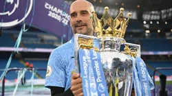 Guardiola junto al trofeo de la Premier League.