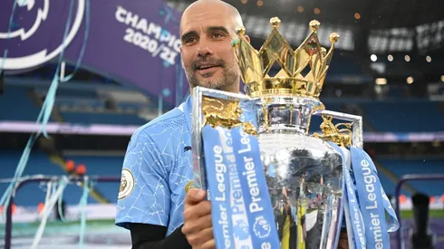 Guardiola junto al trofeo de la Premier League.