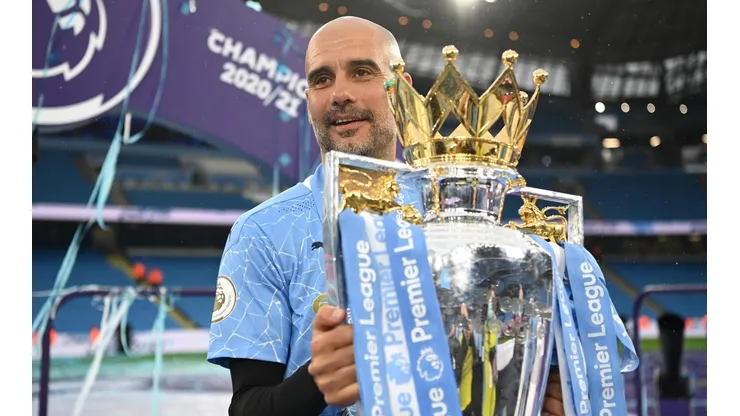 Guardiola junto al trofeo de la Premier League.