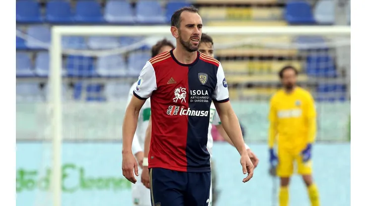 Diego Godín en un partido de Cagliari.