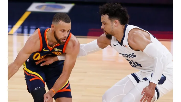 Stephen Curry y Dillon Brooks