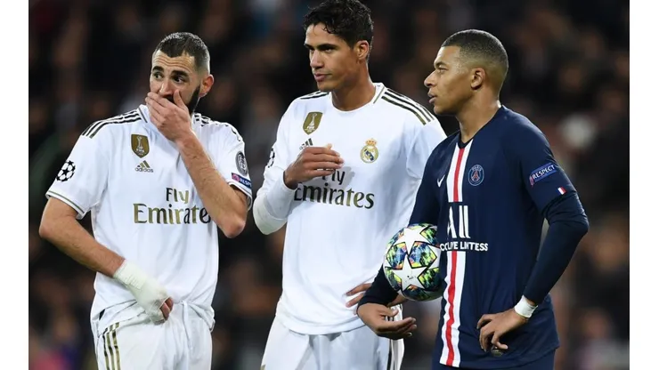 Karim Benzema, Raphael Varane y Kylian Mbappé durante un Real Madrid vs. PSG.