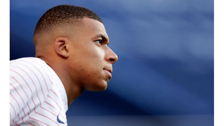 Kylian Mbappé durante un calentamiento con PSG.