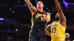 Juan Toscano y LeBron James (Foto: @Warriors)