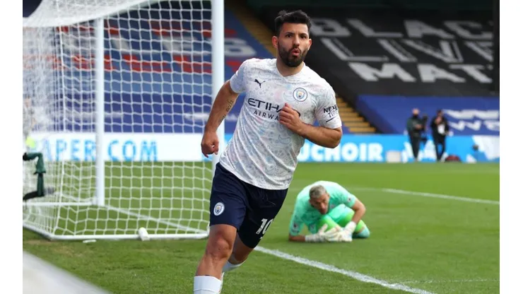 Sergio Agüero en un encuentro con Manchester City.