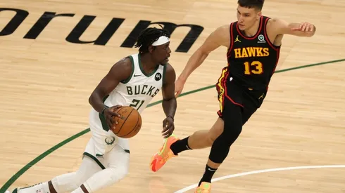 Jrue Holiday ante Bogdan Bogdanovic