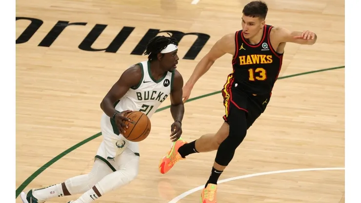 Jrue Holiday ante Bogdan Bogdanovic