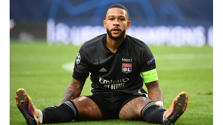 Memphis Depay durante un encuentro con Lyon.