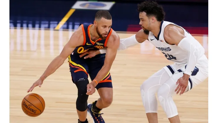 Stephen Curry y Dillon Brooks
