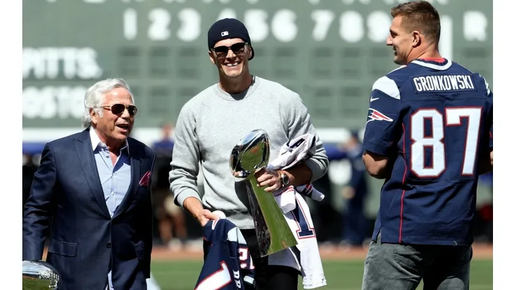 Robert Kraft, Tom Brady y Rob Gronkowski