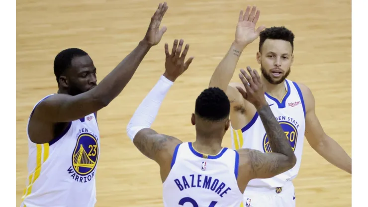 Draymond Green, Kent Bazemore y Stephen Curry