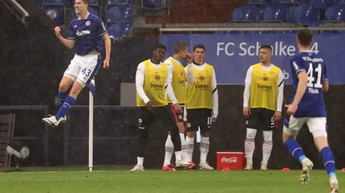 Matthew Hoppe celebra gol con FC Schalke 04 a Eintracht Frankfurt