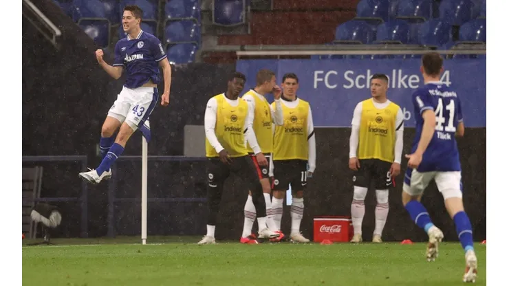 Matthew Hoppe celebra gol con FC Schalke 04 a Eintracht Frankfurt