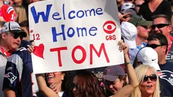 Aficionados recibiendo a Tom Brady