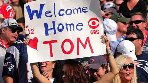 Aficionados recibiendo a Tom Brady