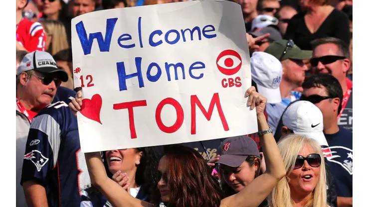 Aficionados recibiendo a Tom Brady