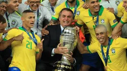 Brasil levantando la Copa América 2019 junto con Bolsonaro, su presidente (Fuente: Getty)
