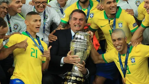 Brasil levantando la Copa América 2019 junto con Bolsonaro, su presidente (Fuente: Getty)