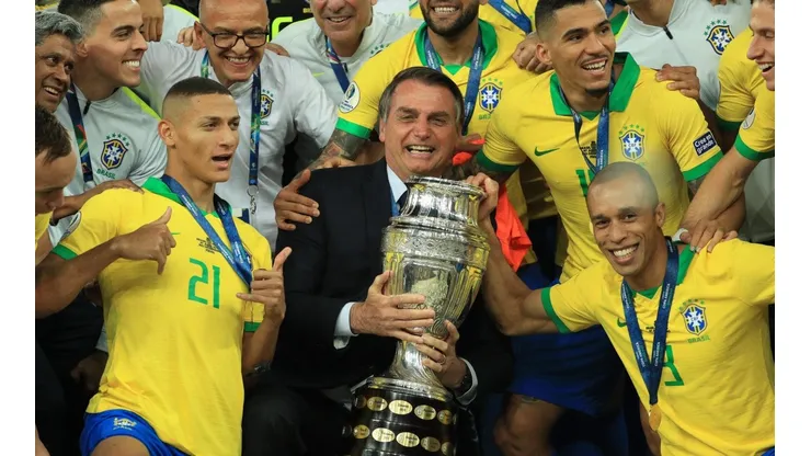 Brasil levantando la Copa América 2019 junto con Bolsonaro, su presidente (Fuente: Getty)