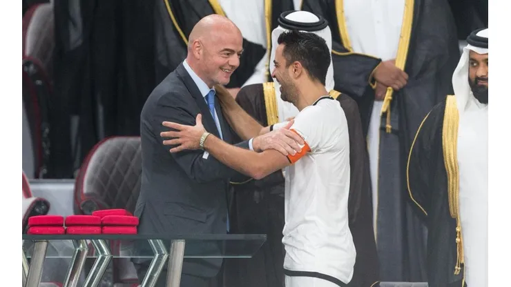Gianni Infantino junto a Xavi Hernández.