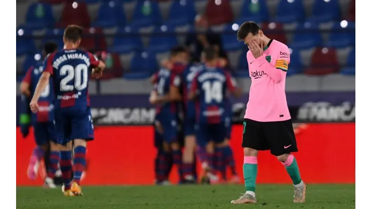 Leo Messi se lamenta tras un gol del Levante.