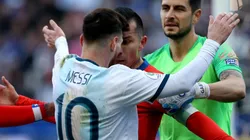 Lionel Messi y Gary Medel exponiendo la creciente rivalidad futbolística entre Argentina y Chile (Getty)