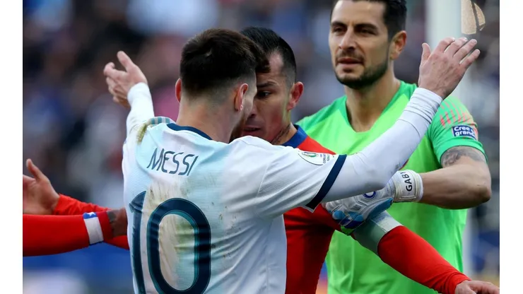 Lionel Messi y Gary Medel exponiendo la creciente rivalidad futbolística entre Argentina y Chile (Getty)