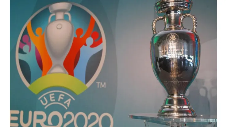 Logo y trofeo de la Eurocopa 2020.
