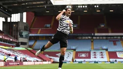 Edinson Cavani festeja uno de sus goles con Manchester United.