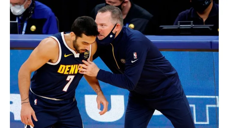 Facundo Campazzo y su entrenador, Michael Malone