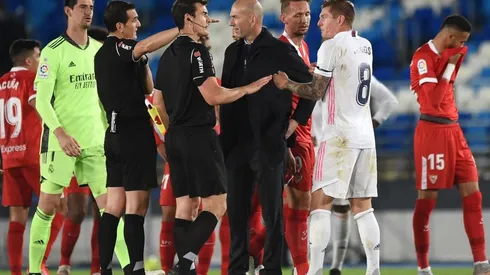 Zinedine Zidane y Toni Kroos piden explicaciones al árbitro tras el Real Madrid vs. Sevilla de anoche.