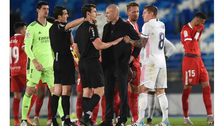 Zinedine Zidane y Toni Kroos piden explicaciones al árbitro tras el Real Madrid vs. Sevilla de anoche.