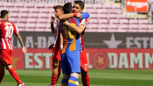 El abrazo entre Messi y Suárez en la previa del partido.