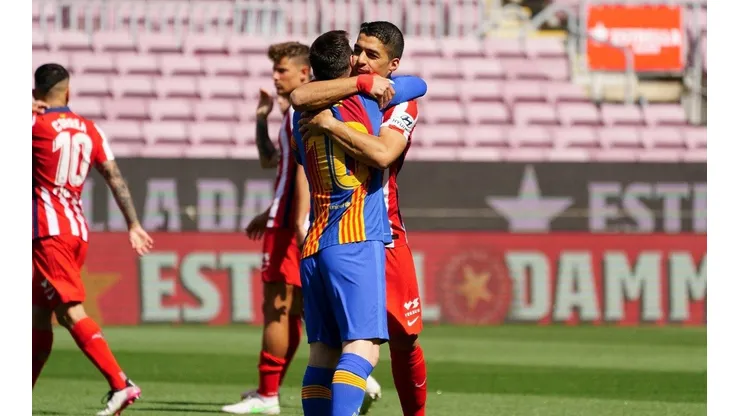El abrazo entre Messi y Suárez en la previa del partido.