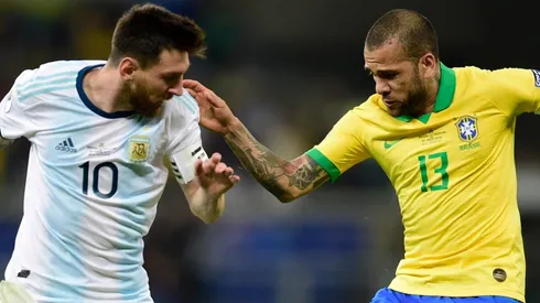 Lionel Messi y Dani Alves en el último Argentina vs. Brasil por Copa América (Foto: Getty Images).