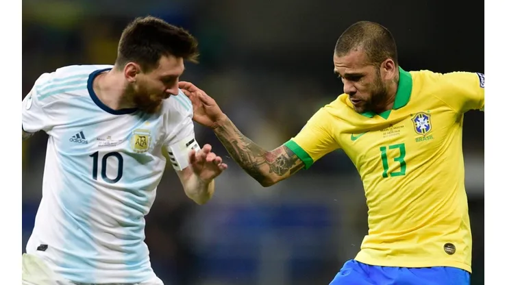 Lionel Messi y Dani Alves en el último Argentina vs. Brasil por Copa América (Foto: Getty Images).