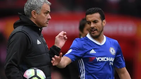 Mourinho y Pedro durante un Manchester United vs. Chelsea.