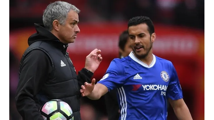 Mourinho y Pedro durante un Manchester United vs. Chelsea.