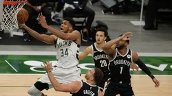 Giannis Antetokounmpo ante Brooklyn Nets