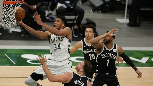 Giannis Antetokounmpo ante Brooklyn Nets