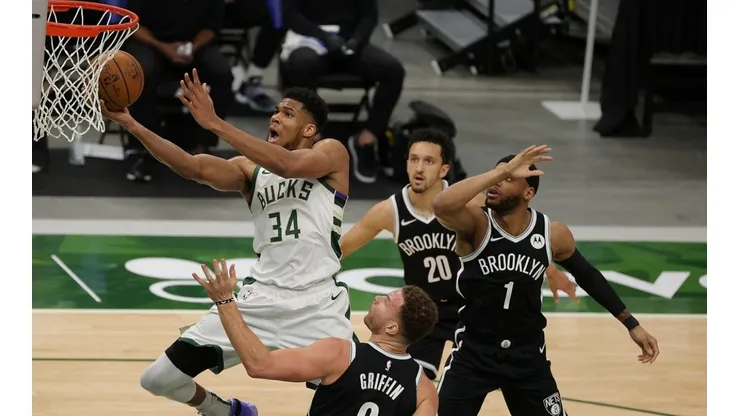 Giannis Antetokounmpo ante Brooklyn Nets