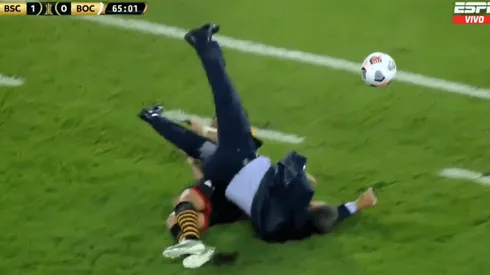 ¡Cuiden a Russo! Un jugador de Barcelona se lo llevó puesto y lo tiró al piso