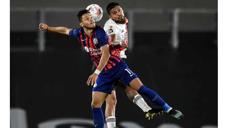 Disputa entre Ángel Romero y Paulo Díaz en el Monumental.