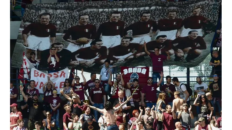 Homenaje de los hinchas del Torino a los fallecidos en la tragedia de Superga.