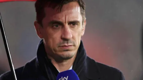 Gary Neville analizando en la cadena Sky Sports un encuentro de la Premier.