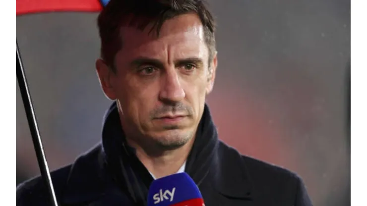 Gary Neville analizando en la cadena Sky Sports un encuentro de la Premier.